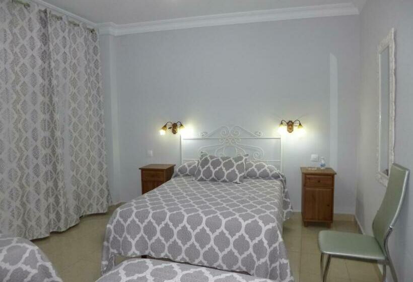 اتاق استاندارد سه نفره, Hostal Virgen Del Rocio