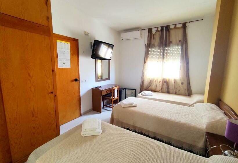 اتاق استاندارد سه نفره, Hostal Neus