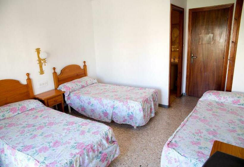 Standard Triple Room with Balcony, Hostal Susi