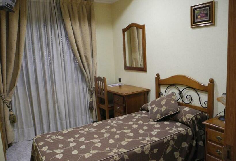 Standard Single Room, Beatriz