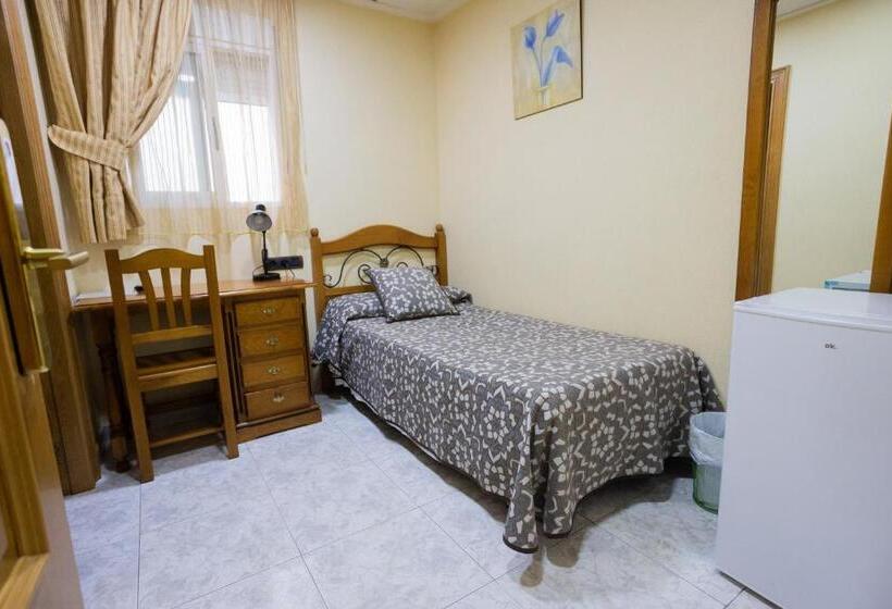 Standard Single Room, Beatriz