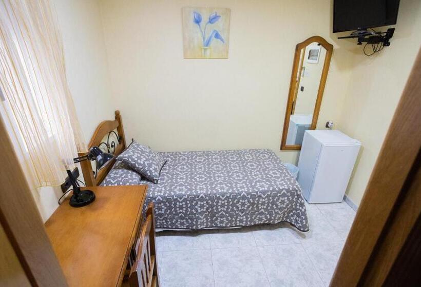 Standard Single Room, Beatriz