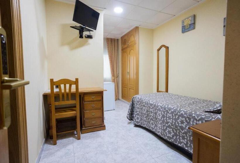 Standard Single Room, Beatriz