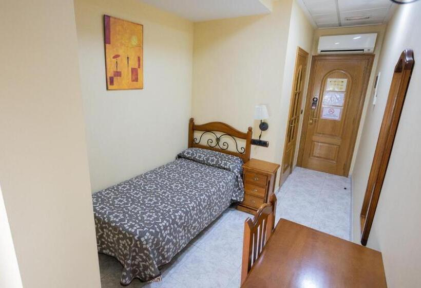 Standard Single Room, Beatriz