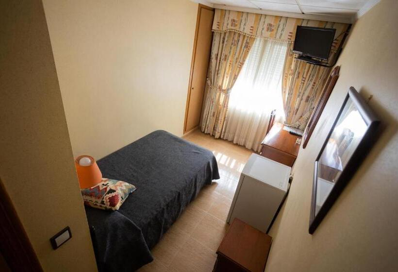 Standard Single Room, Beatriz