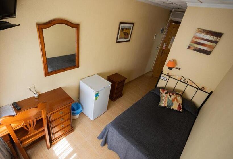 Standard Single Room, Beatriz