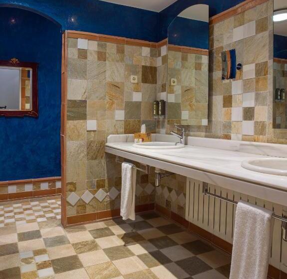 سوییت جونیور, La Torre Del Visco   Relais & Châteaux