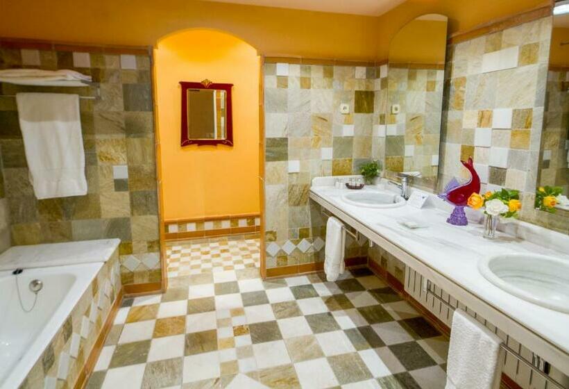 سوییت جونیور, La Torre Del Visco   Relais & Châteaux