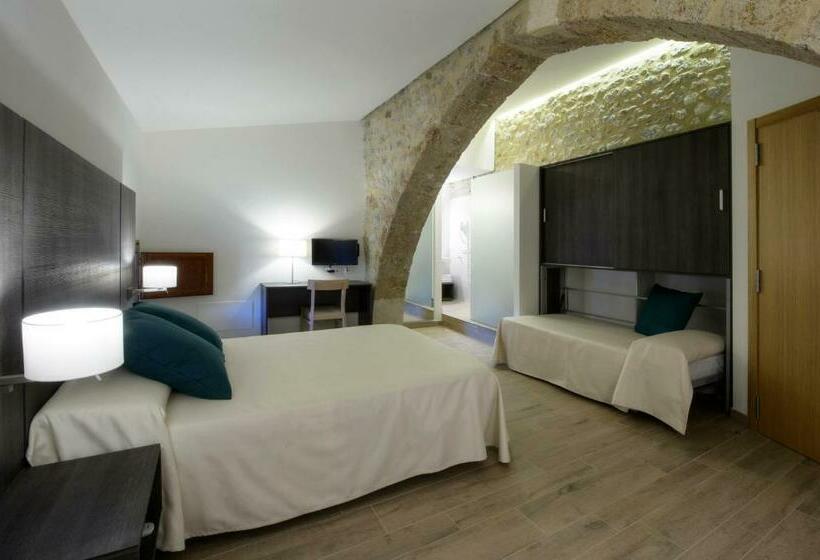 Standard Triple Room with Terrace, Mas Pere Pau