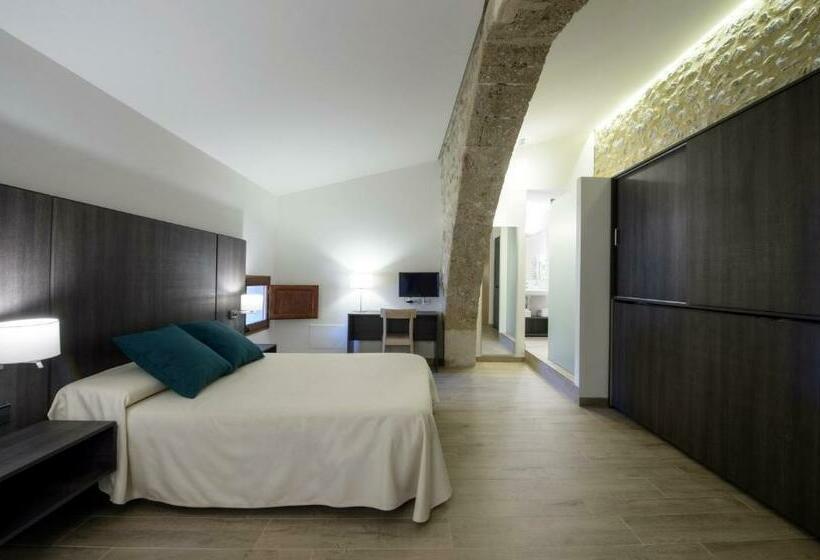 Standard Triple Room with Terrace, Mas Pere Pau