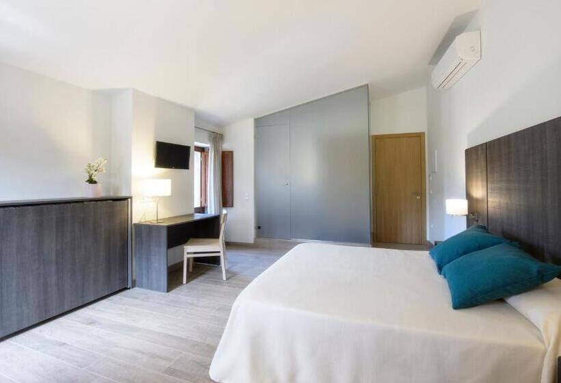 Standard Triple Room with Terrace, Mas Pere Pau