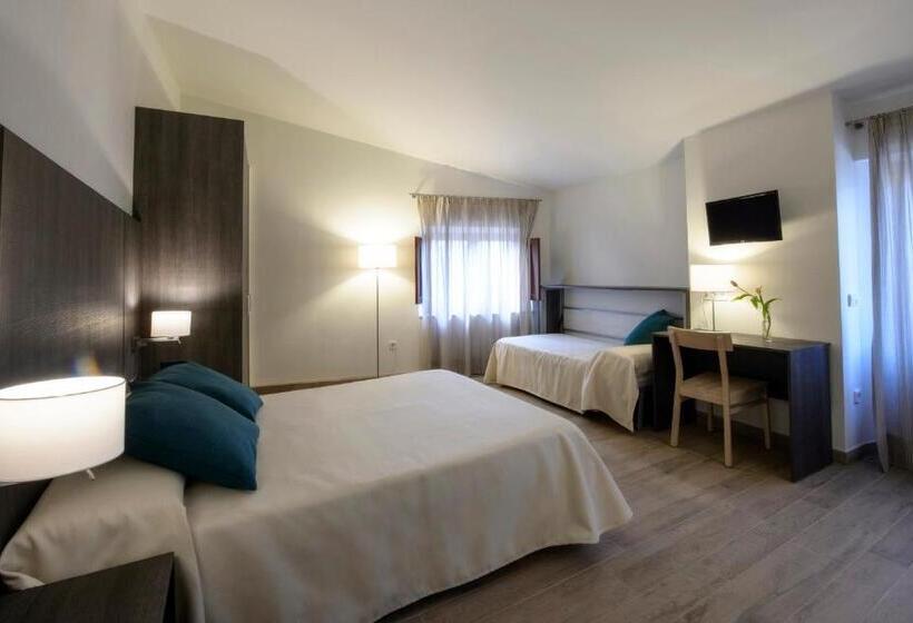 Standard Triple Room with Terrace, Mas Pere Pau