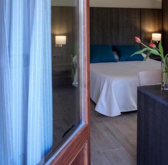 Standard Triple Room with Terrace, Mas Pere Pau