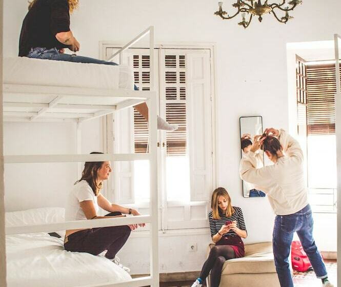 Bed in Shared Room with Shared Bathroom, Cordoba Bed And Be Hostel