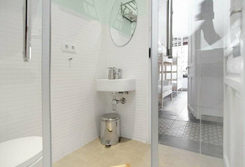 Bed in Shared Room with Shared Bathroom, Cordoba Bed And Be Hostel