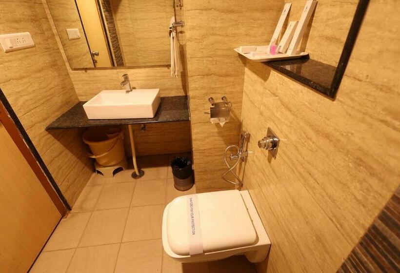 اتاق لوکس, Akash Inn