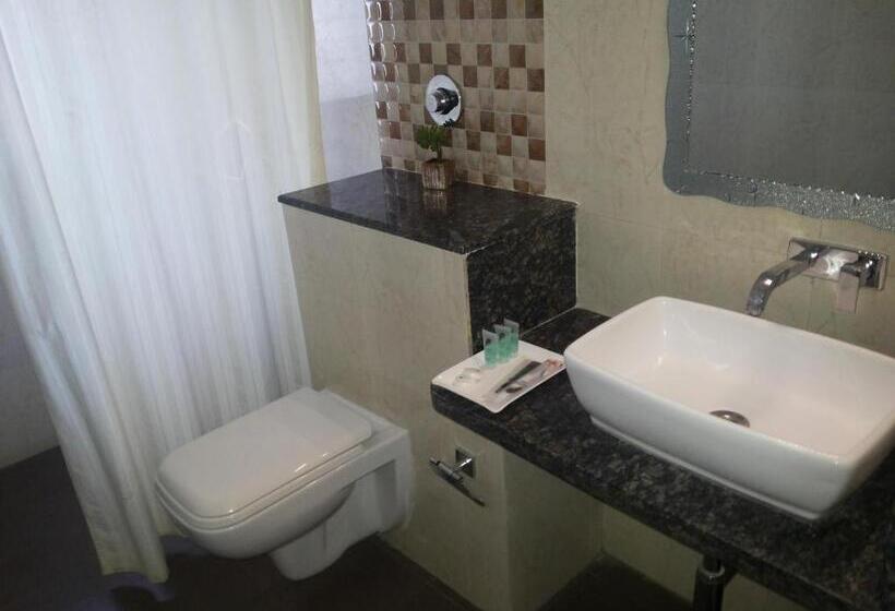 اتاق سوپریور با تخت بزرگ, Krishna Inn