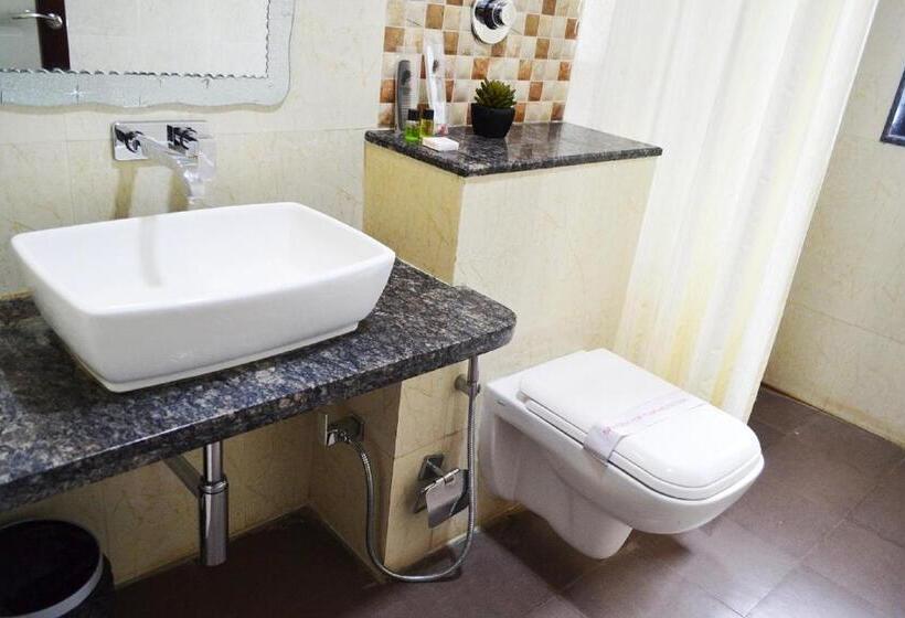 اتاق سوپریور با تخت بزرگ, Krishna Inn