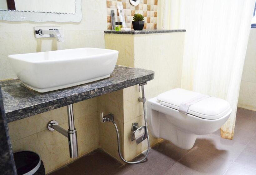 اتاق سوپریور با تخت بزرگ, Krishna Inn