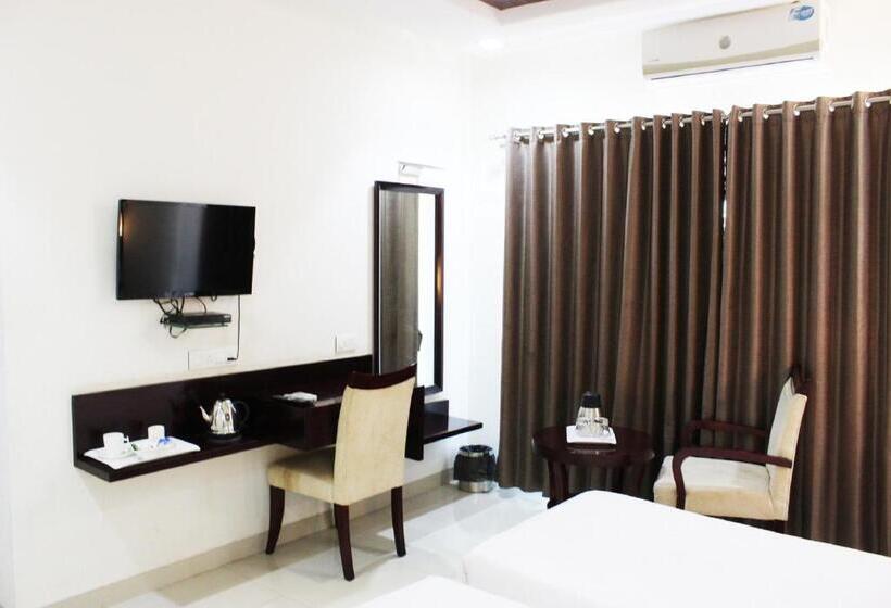 اتاق سوپریور با تخت بزرگ, Krishna Inn