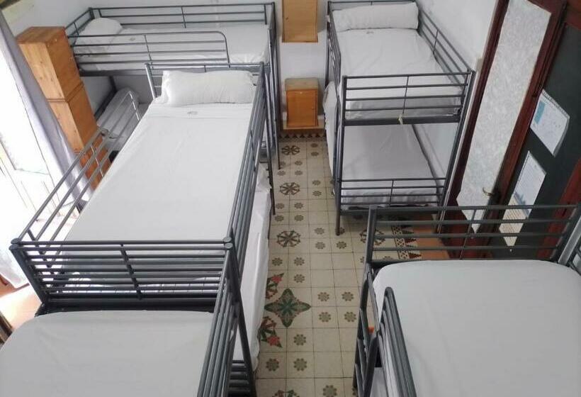 تختخواب در اتاق مشترک, The Cathedral Hostel