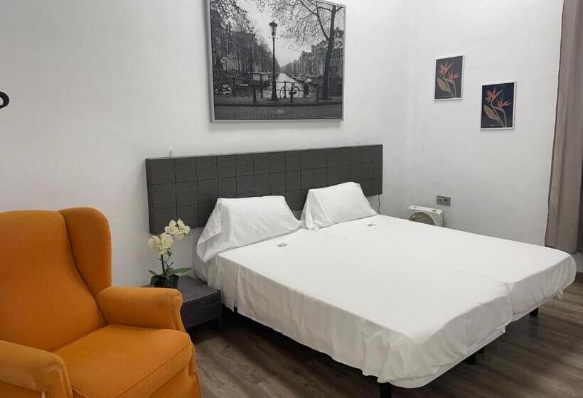 اتاق استاندارد با سرویس بهداشتی مشترک, The Cathedral Hostel