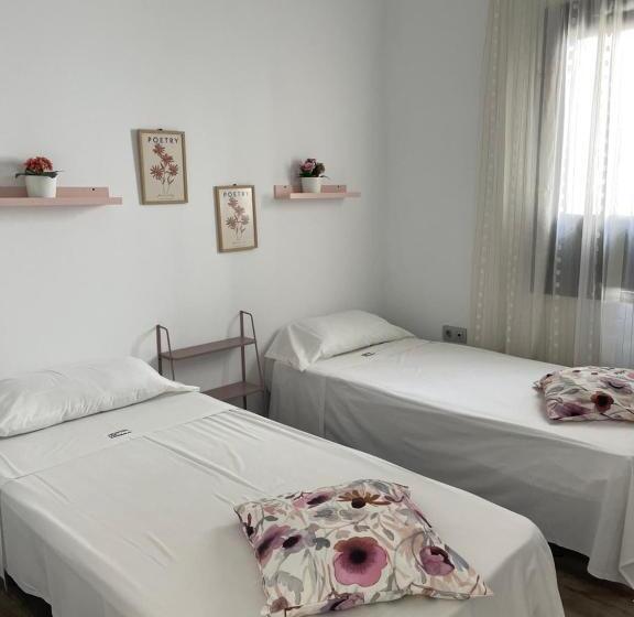 اتاق استاندارد با سرویس بهداشتی مشترک, The Cathedral Hostel