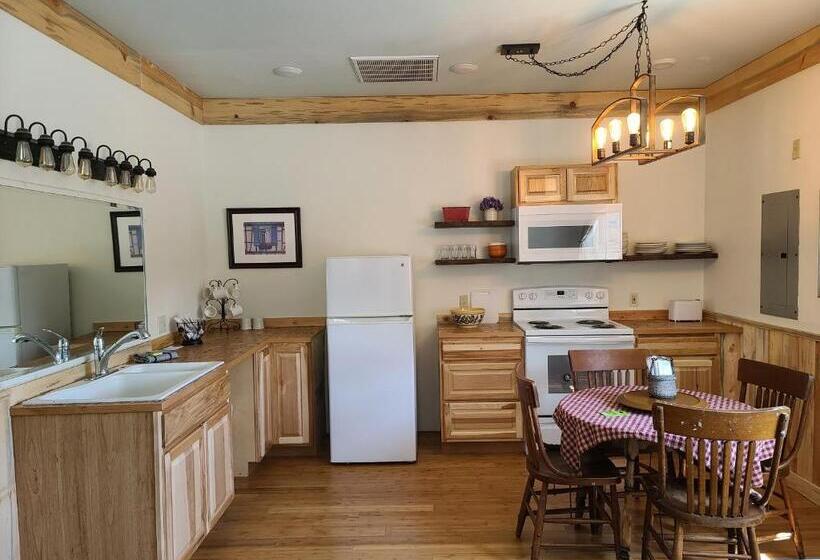 سوییت خانوادگی, Mrs. Anderson's Lodging