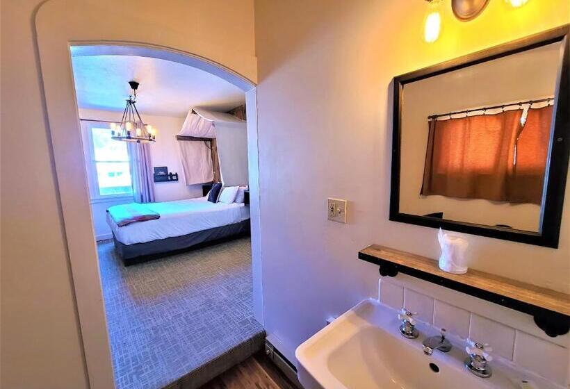 اتاق لوکس, Mrs. Anderson's Lodging