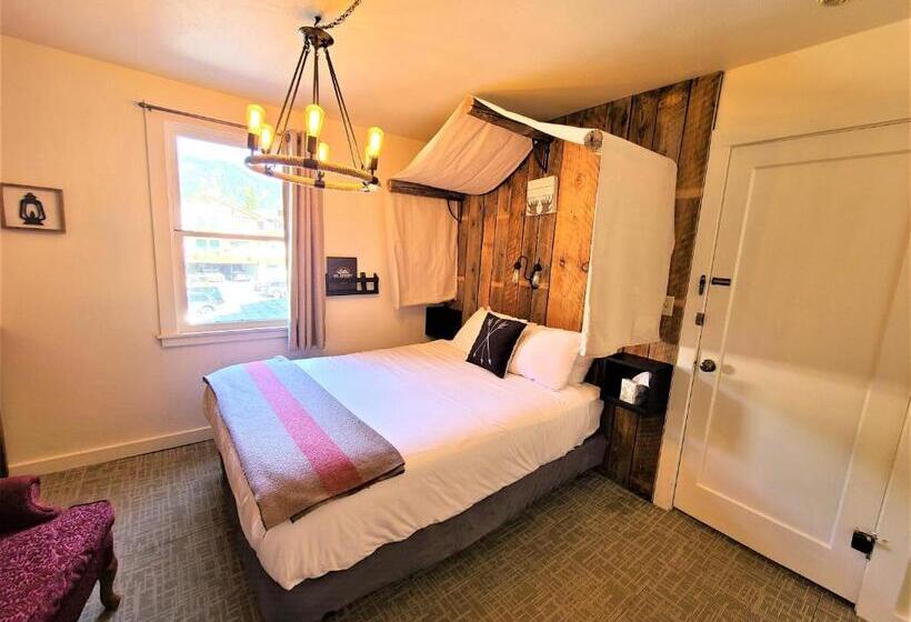 اتاق لوکس, Mrs. Anderson's Lodging