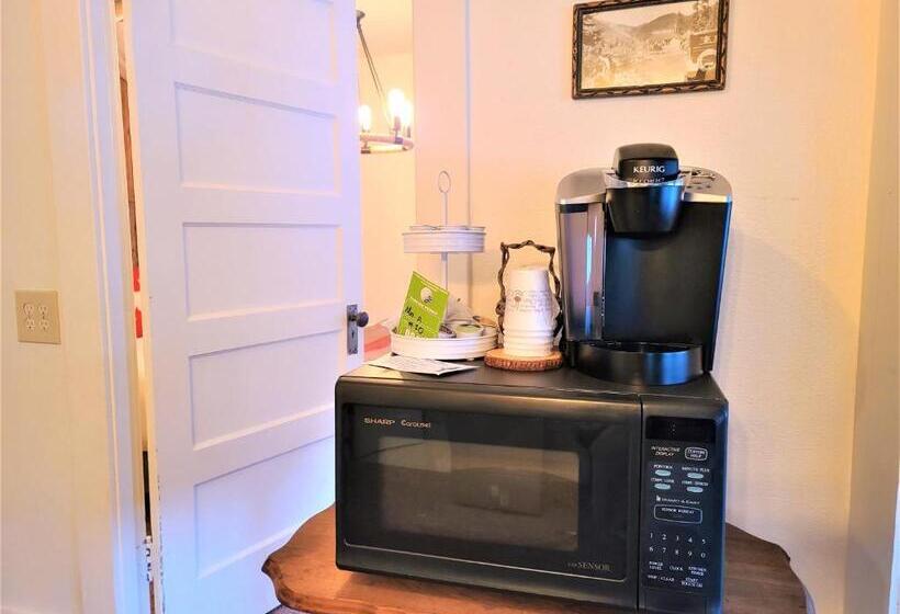 اتاق لوکس چهار تخته, Mrs. Anderson's Lodging