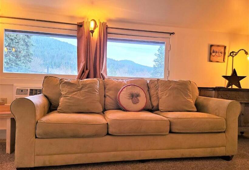 اتاق لوکس چهار تخته, Mrs. Anderson's Lodging