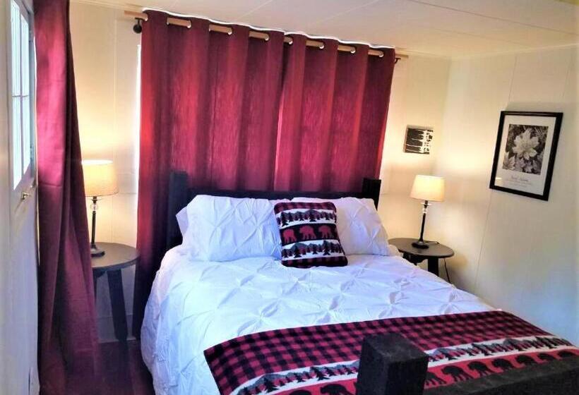 سوئیت 2 خوابه, Mrs. Anderson's Lodging