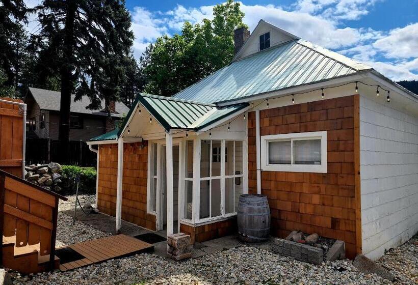 سوئیت 2 خوابه, Mrs. Anderson's Lodging