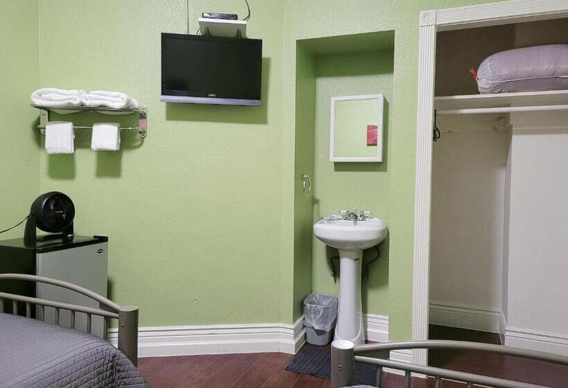 اتاق استاندارد با سرویس بهداشتی مشترک, Orange Village Hostel