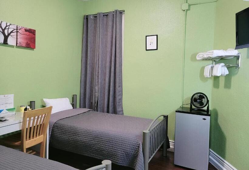 اتاق استاندارد با سرویس بهداشتی مشترک, Orange Village Hostel