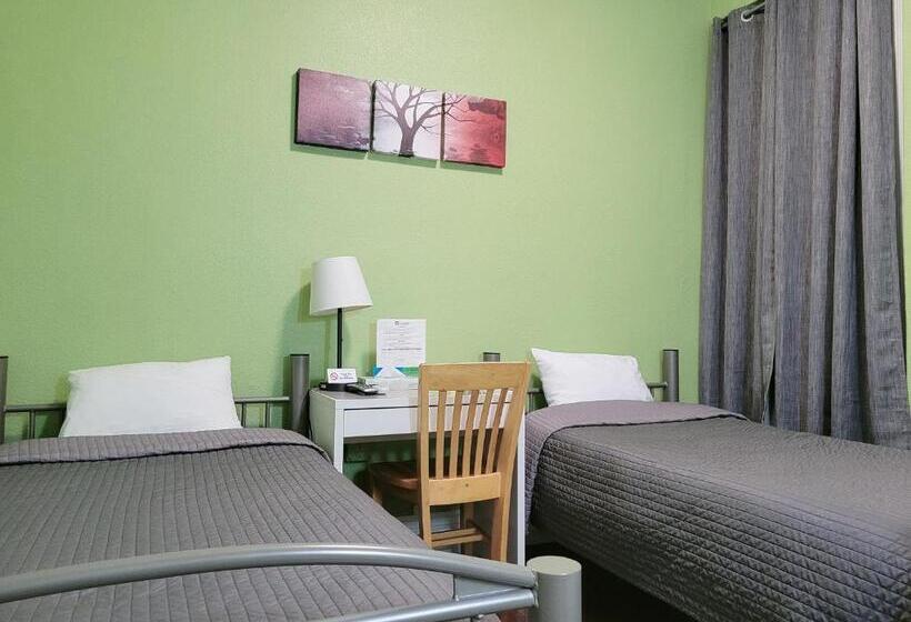 اتاق استاندارد با سرویس بهداشتی مشترک, Orange Village Hostel