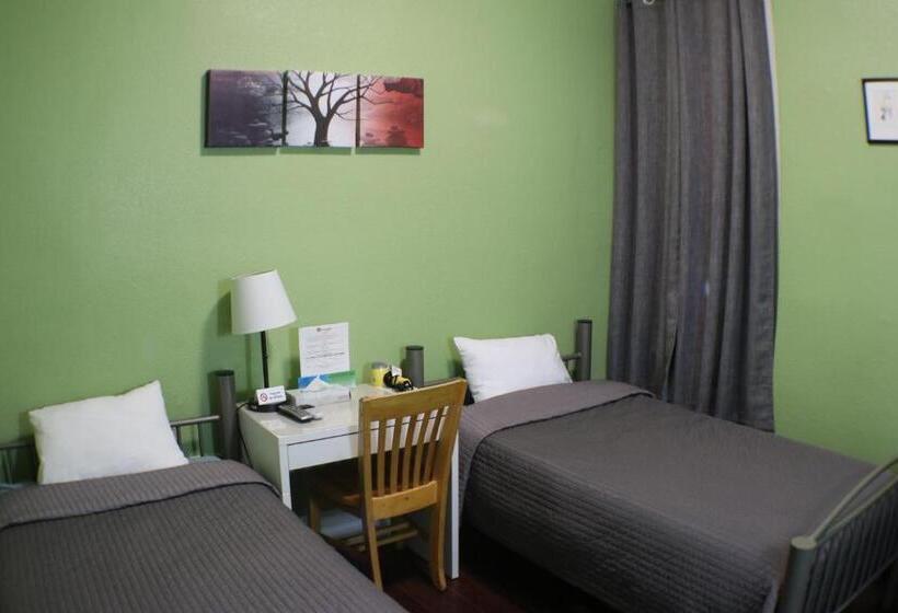 اتاق استاندارد با سرویس بهداشتی مشترک, Orange Village Hostel