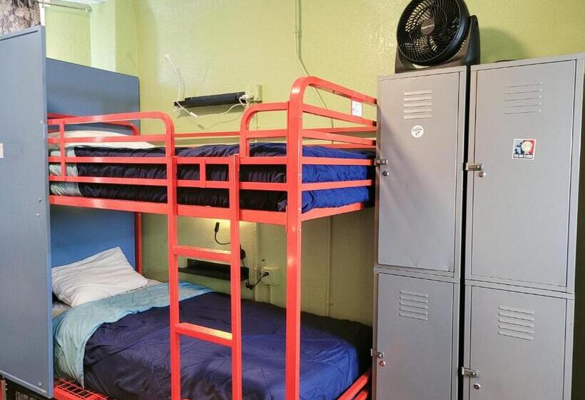 تختخواب در اتاق مشترک, Orange Village Hostel
