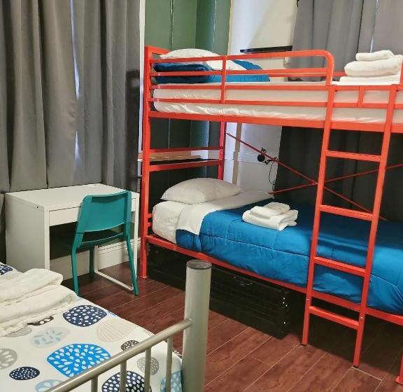 اتاق استاندارد سه تخته با سرویس بهداشتی مشترک, Orange Village Hostel