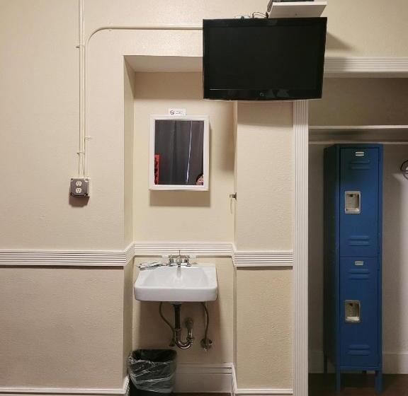 اتاق استاندارد سه تخته با سرویس بهداشتی مشترک, Orange Village Hostel