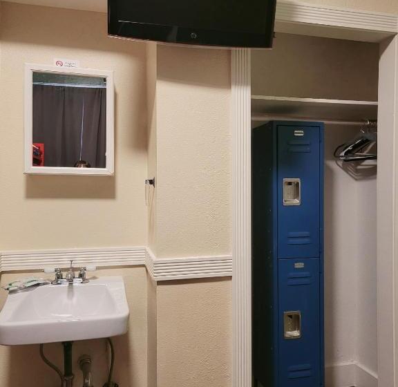 اتاق استاندارد سه تخته با سرویس بهداشتی مشترک, Orange Village Hostel