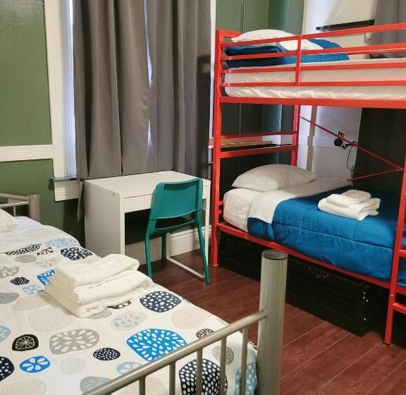 اتاق استاندارد سه تخته با سرویس بهداشتی مشترک, Orange Village Hostel