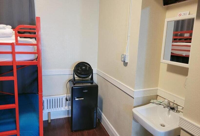 اتاق استاندارد سه تخته با سرویس بهداشتی مشترک, Orange Village Hostel
