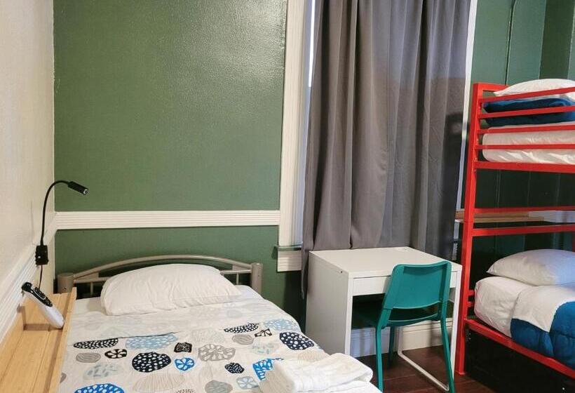 اتاق استاندارد سه تخته با سرویس بهداشتی مشترک, Orange Village Hostel