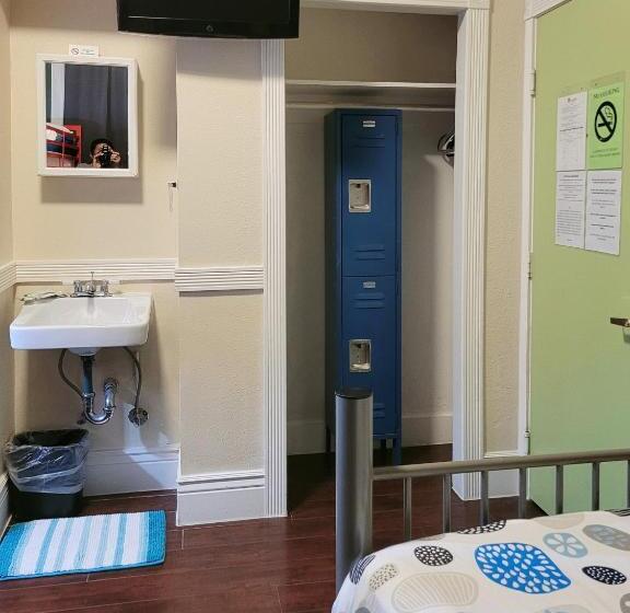اتاق استاندارد سه تخته با سرویس بهداشتی مشترک, Orange Village Hostel