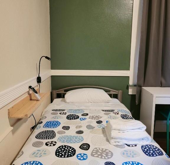 اتاق استاندارد سه تخته با سرویس بهداشتی مشترک, Orange Village Hostel