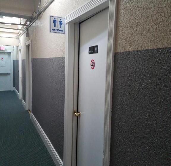 اتاق استاندارد با سرویس بهداشتی مشترک, Orange Village Hostel