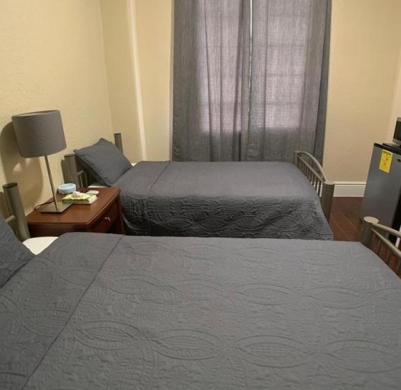 اتاق استاندارد با سرویس بهداشتی مشترک, Orange Village Hostel