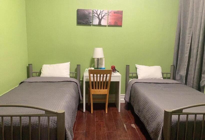 اتاق استاندارد با سرویس بهداشتی مشترک, Orange Village Hostel